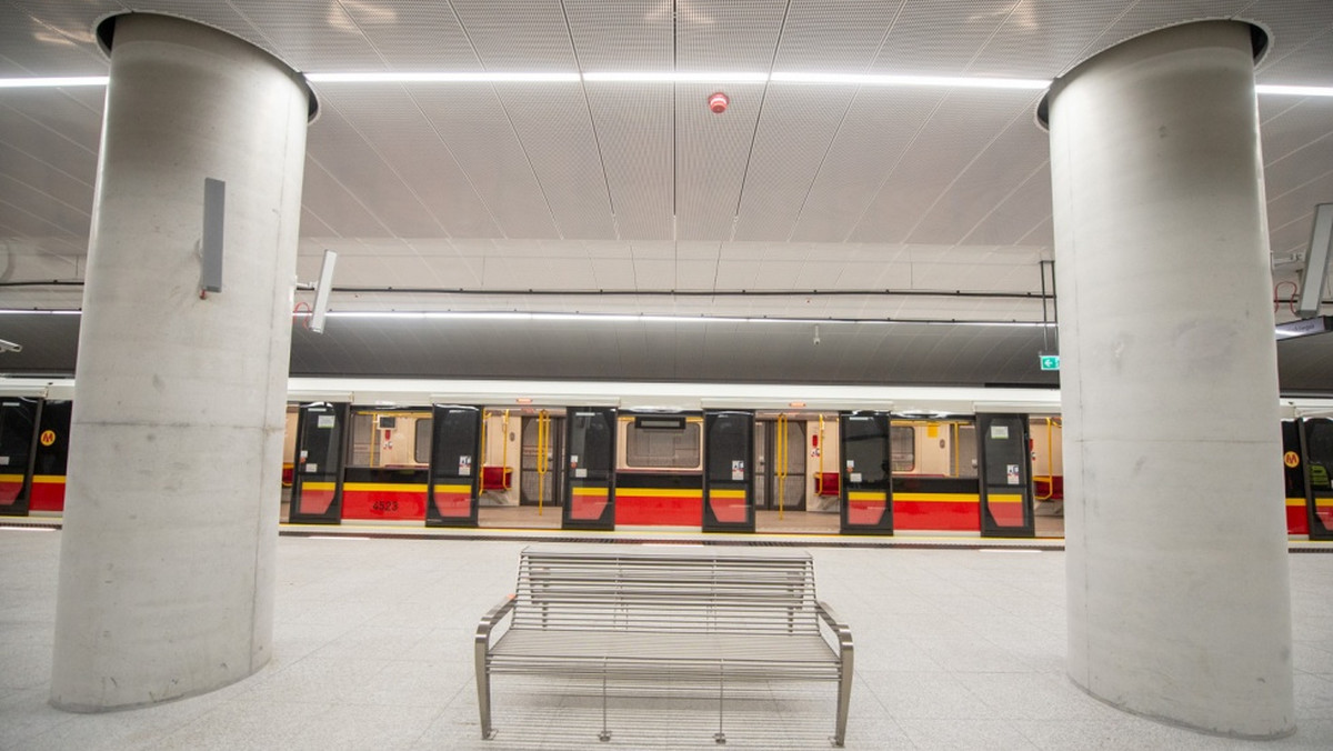 Na stacji metra Rondo ONZ doszło do wypadku. Jeden z pasażerów podczas wsiadania wpadł między wagon i peron. Doznał lekkich obrażeń. Zarząd Transportu Miejskiego w Warszawie poinformował, że linia metra M2, kursuje już normalnie.