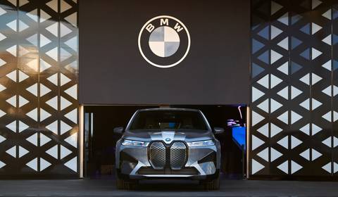 BMW tworzy prywatną salę kinową w samochodzie