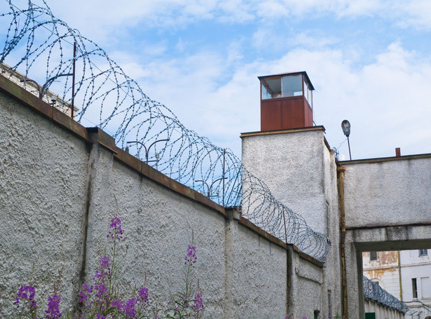 Rząd buduje więzienia. Do końca roku przybędzie blisko 1000 miejsc