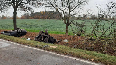 Tragedia pod Giżyckiem. Auto rozpadło się na dwie części 