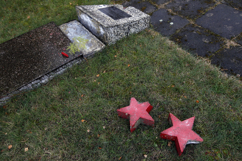 Nieznani sprawcy zdewastowali wszystkie nagrobki, rozbijając umieszczone na nich czerwone gwiazdy