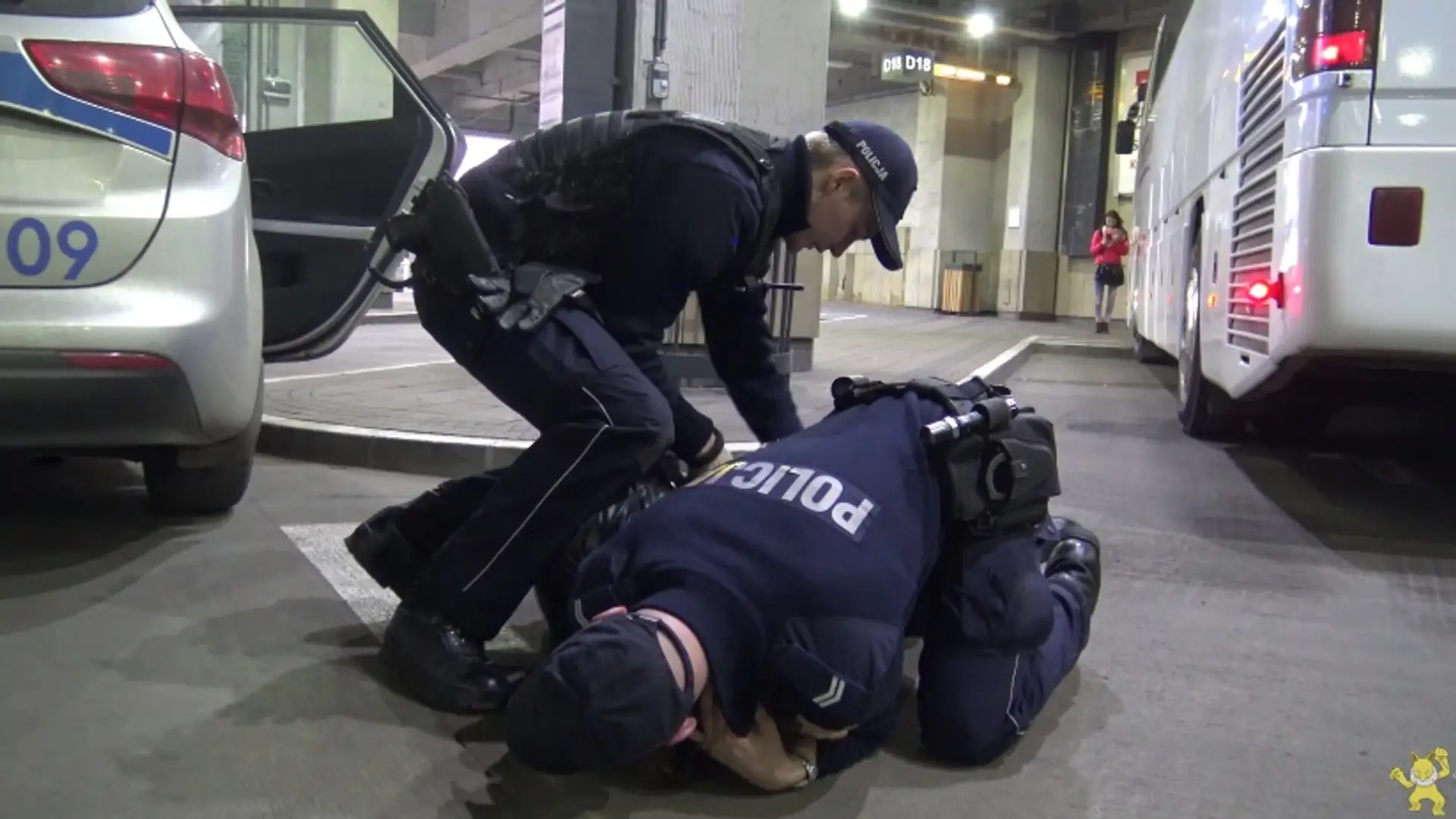 Wardęga skuty przez policjantów. Złapany w pułapkę, w którą wpadło wcześniej wielu ludzi