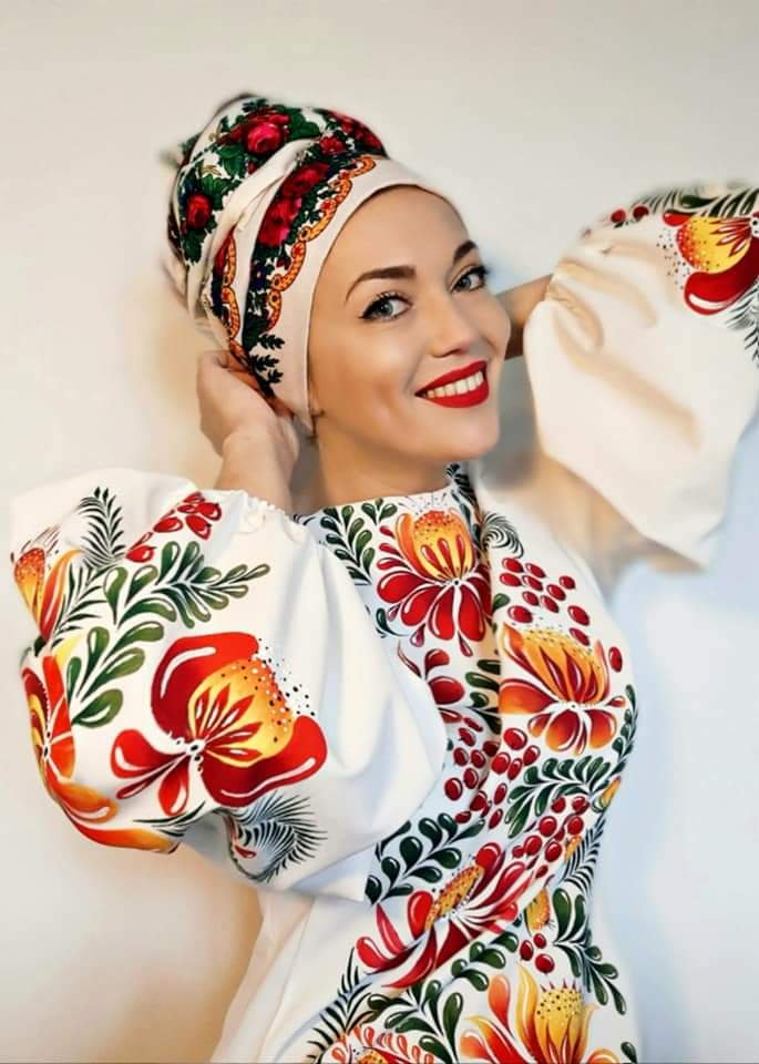 Specjalność Olgi to ręcznie malowane na sukniach i koszulach ludowe motywy ukraińskie. Na zdjęciu artystka i jej dzieła fot. archiwum prywatne O. Sołowiej