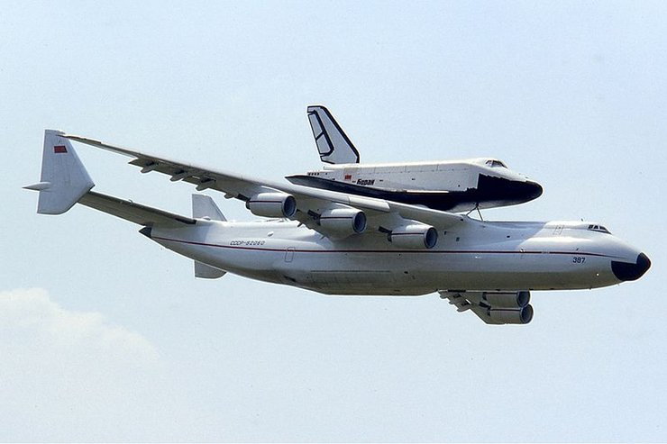 Antonow An-225 z przyłączonym promem Buran, na pokazach lotniczych w Paryżu w 1989