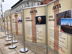 "Muzeum afer PiS". KO otworzyło wystawę przed Pałacem Prezydenckim