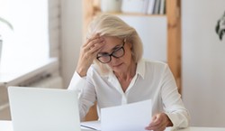 Odzież w pojemniku na odpady zmieszane? Opłaty dla całego osiedla wzrosły trzykrotnie