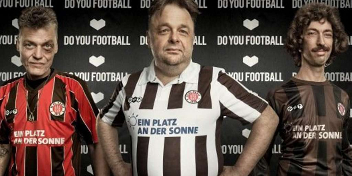 Grubasy i chudzielce prezentują stroje. Nowe koszulki FC St. Pauli.