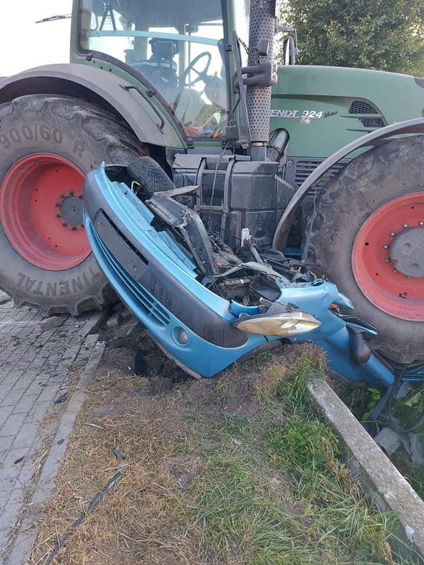 Horror na Mazowszu. Traktor staranował auto. Kobieta nie miała żadnych szans