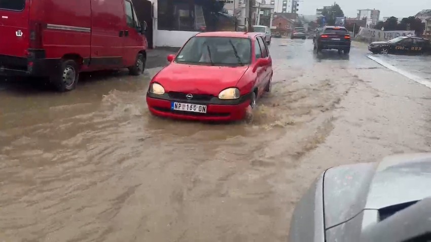 Ulice u Novom Pazaru pretvorene u "reke"