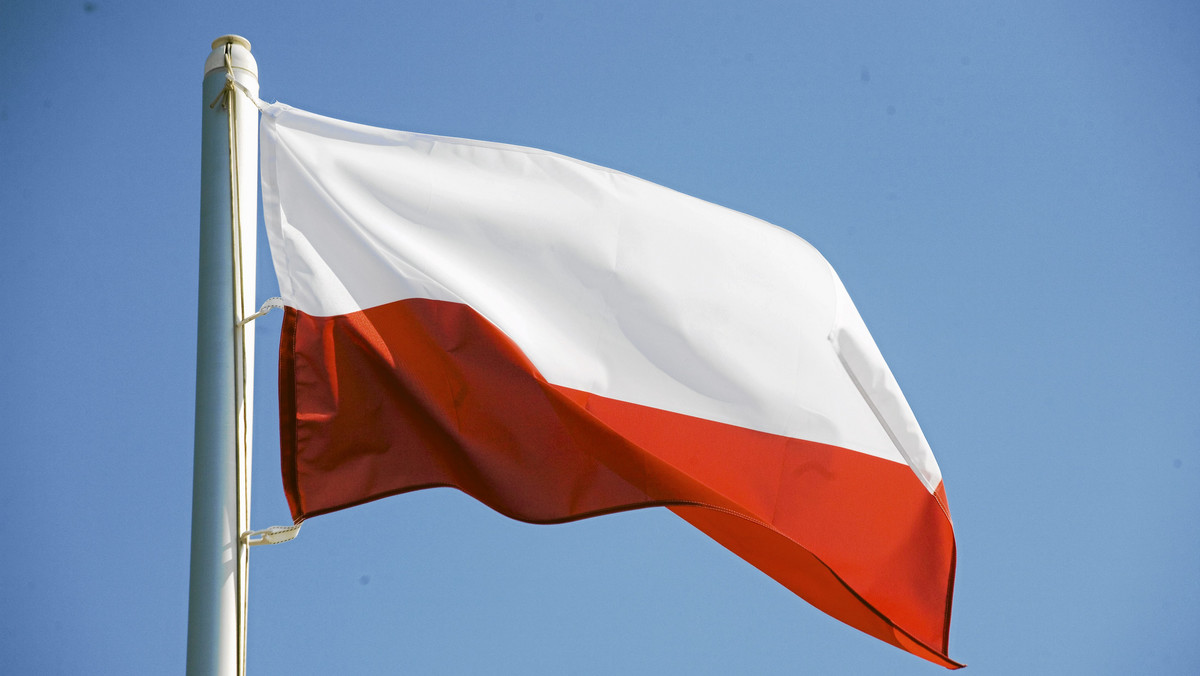 Polskie symbole narodowe zostały potraktowane niegodnie w obecności wiceprezydent Bydgoszczy. Flaga Polski i flaga miasta Bydgoszczy posłużyły kibicom za obrusy, ustawiano na nich alkohol i inne napoje - informuje dzisiejszy Nasz dziennik.