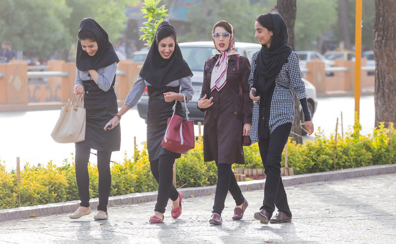 Kilka lat po rewolucji islamskiej z 1979 roku, która doprowadziła do upadku monarchii i zaprowadzenia rządów ajatollahów, nakrywanie głów hidżabem stało się obowiązkowe dla wszystkich kobiet