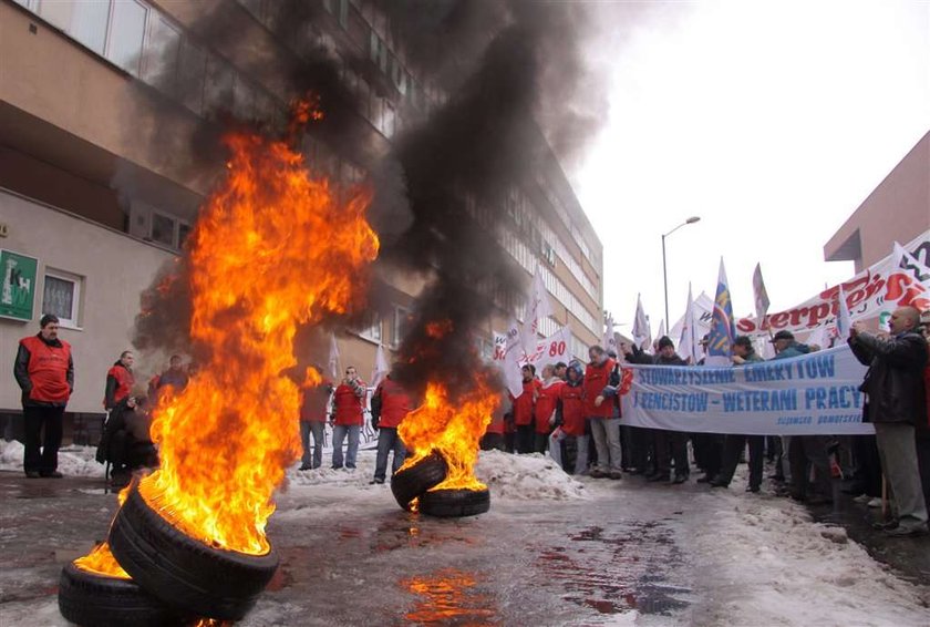 Opony płoną na demonstracjach