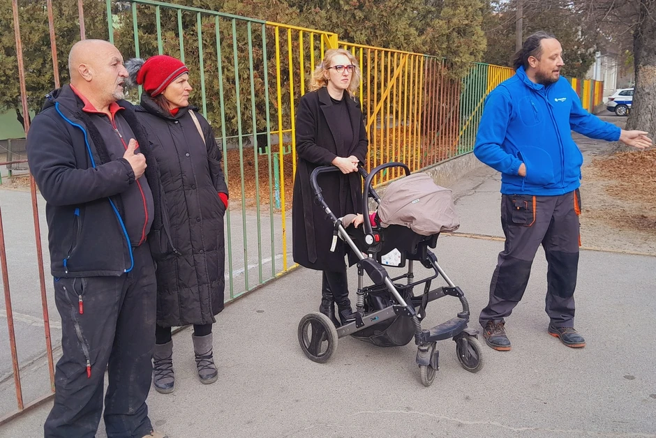 Prekipelo im je da čekaju da se nešto promeni, dok dečak napada njihovu decu