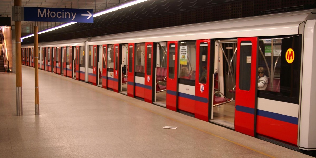 Groźny wypadek w metrze. Nie działają trzy stacje