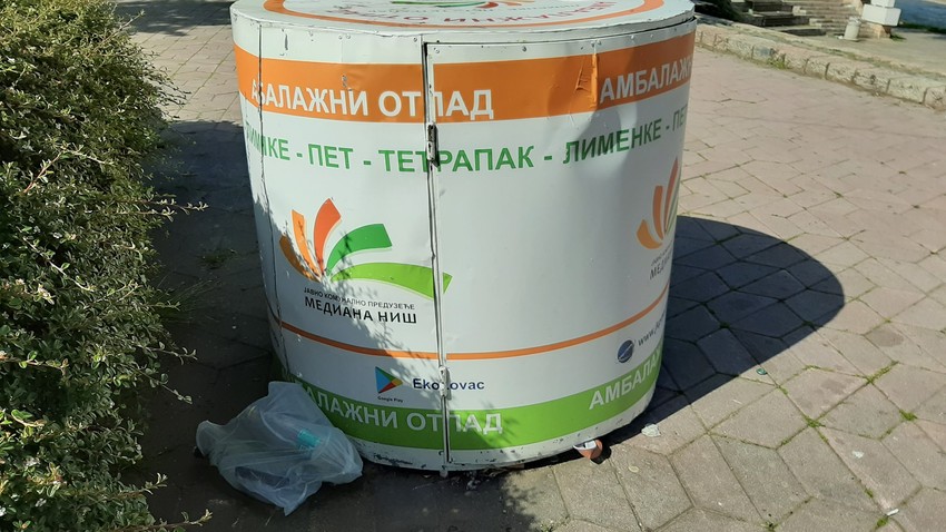 Smeće na keju u Nišu