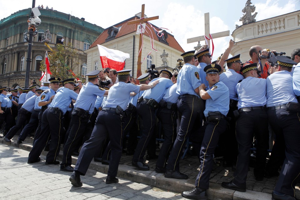 WARSZAWA KRZYŻ PRZED PAŁACEM PREZYDENCKIM PROTESTY