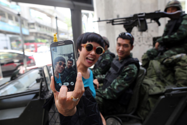 Bangkok, Tajlandia. Kobieta robi sobie „selfie” z żołnierzami królewskiej armii w centrum miasta