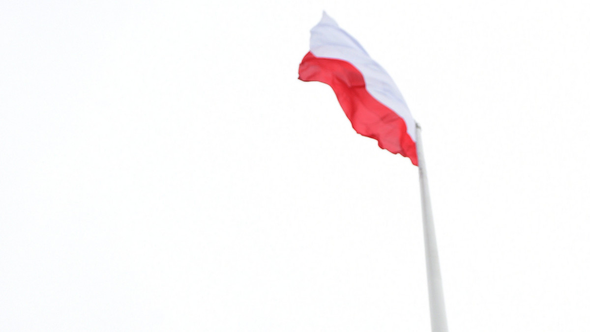Biało-czerwona polska flaga państwowa o powierzchni ponad 100 m kw. powiewa w Warszawie na oddanym w poniedziałek do użytku Maszcie Wolności. Konstrukcję najwyższego masztu flagowego w Polsce ustawiono na rondzie Zgrupowania Armii Krajowej Radosław.