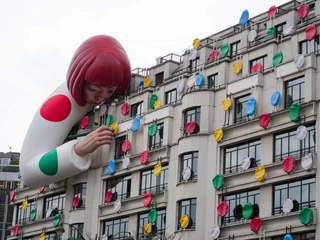 Japońska artystka Yayoi Kusama przedstawiona na swojej własnej rzeźbie na dachu sklepu Louis Vuitton na Polach Elizejskich w Paryżu