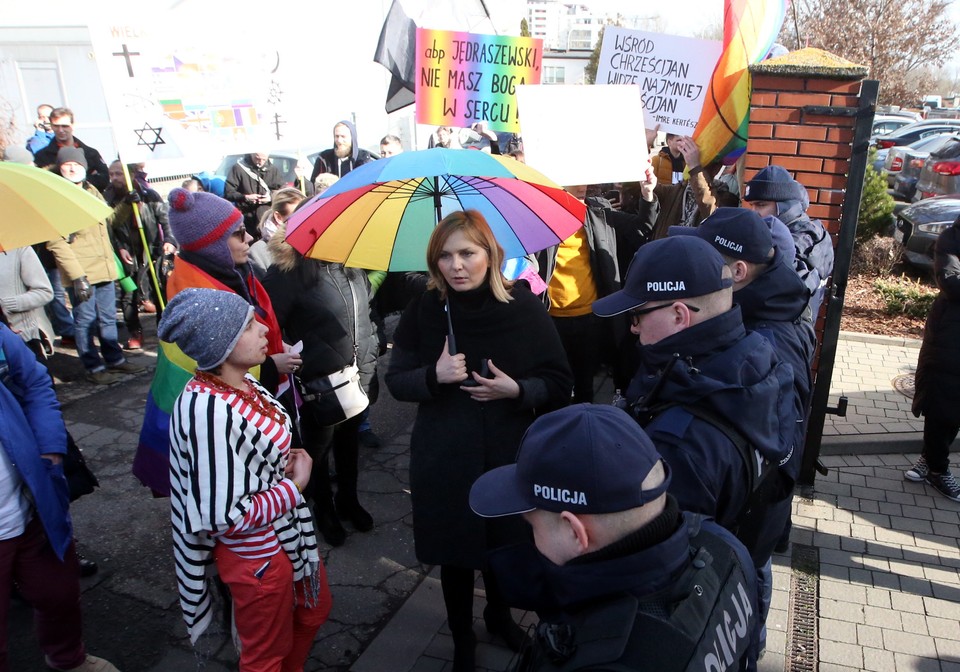 Abp Marek Jędraszewski w Warszawie oraz demonstrujący jego przeciwnicy