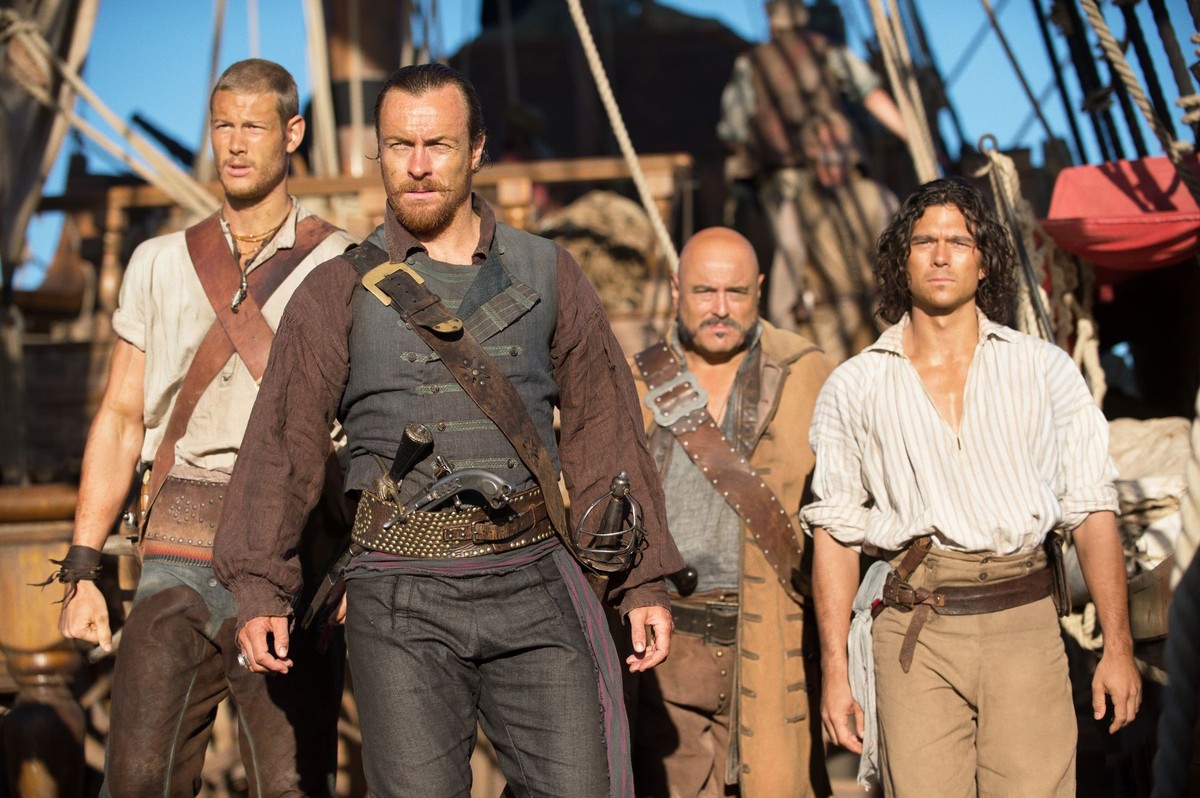Ten prequel słynnej powieści Roberta Louisa Stevensona „Wyspa skarbów”, to mroczna, trzymająca w napięciu opowieść o brutalnych i krwawych przygodach piratów w XVIII wieku.