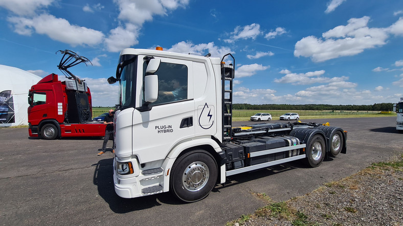 Elektryczna ciężarówka Scania w testach na lotnisku