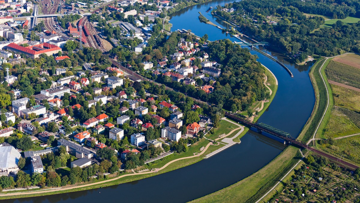 Opolscy politycy partii Razem i Zieloni chcą przyjęcia Kontraktu Społecznego dla pracujących w stolicy regionu. Rozpoczęli zbieranie podpisów pod obywatelskim projektem uchwały w tej sprawie.