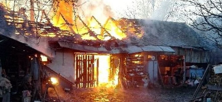 Kradł benzynę ze skutera i... przyświecił sobie zapalniczką. Omal nie zginął