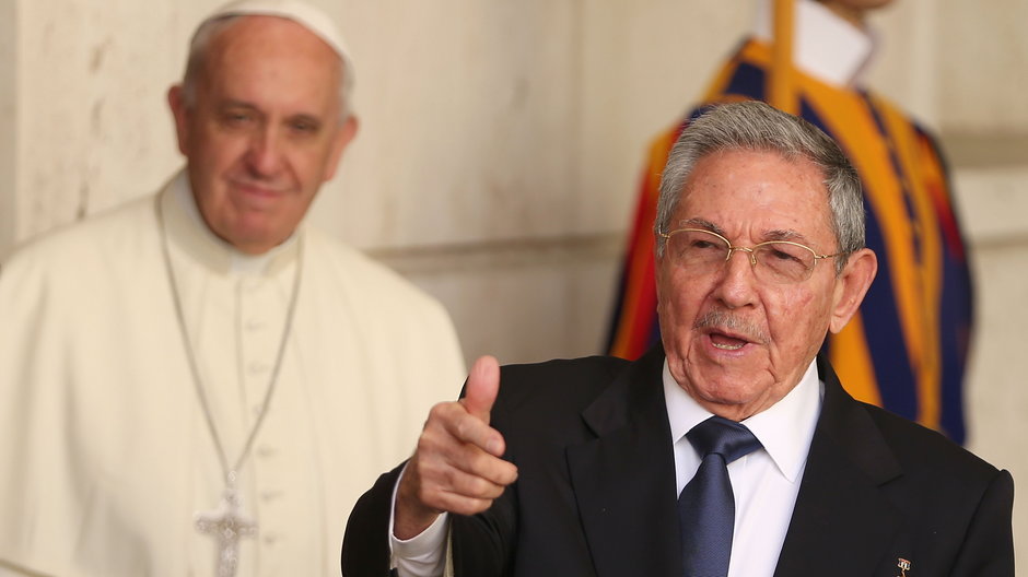 Papież Franciszek i ówczesny prezydent Kuby Raul Castro. Watykan, maj 2015 r. 