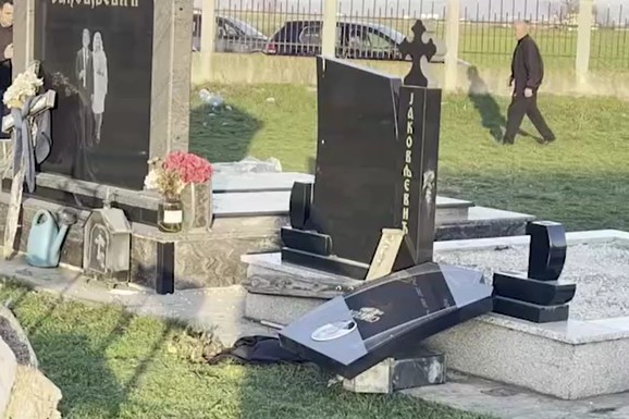 "PORODICA JE ZATEKLA SRUŠEN SPOMENIK" Kancelarija za KiM se oglasila povodom skrnavljenja pravoslavnog groblja: "Anticivilizacijski čin" (FOTO)