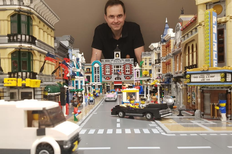 – Sama firma Lego zaczęła jednak stymulować ten rynek, m.in. powiększając ofertę dla osób dorosłych. Popyt rośnie więc z roku na rok. W ślad za nim zwiększa się grupa osób, które coraz chętniej kupią, chociażby dwa identyczne zestawy – jeden samodzielnie składają, a drugi „trafia do szafy” w oczekiwaniu na wzrost wartości – opowiada Tomasz Franaszek.