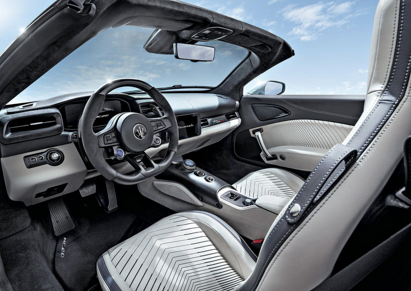 Maserati MC20 Cielo koncentruje się we wnętrzu na najistotniejszych elementach: duża kierownica, wąski tunel środkowy, dwa wyświetlacze