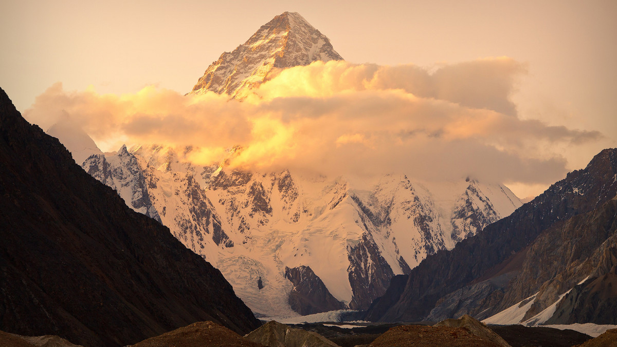 Latem 1986 roku aż 27 osób zdobyło K2 – drugą górę świata, a 13 zginęło. Te statystyki sprawiły, że sezon 1986 pod K2 zapisał się jako jeden z najtragiczniejszych w historii himalaizmu.