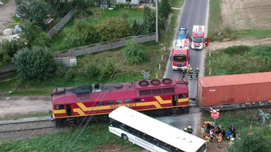 Pociąg uderzył w autobus. Dwoje dzieci zabrano do szpitala