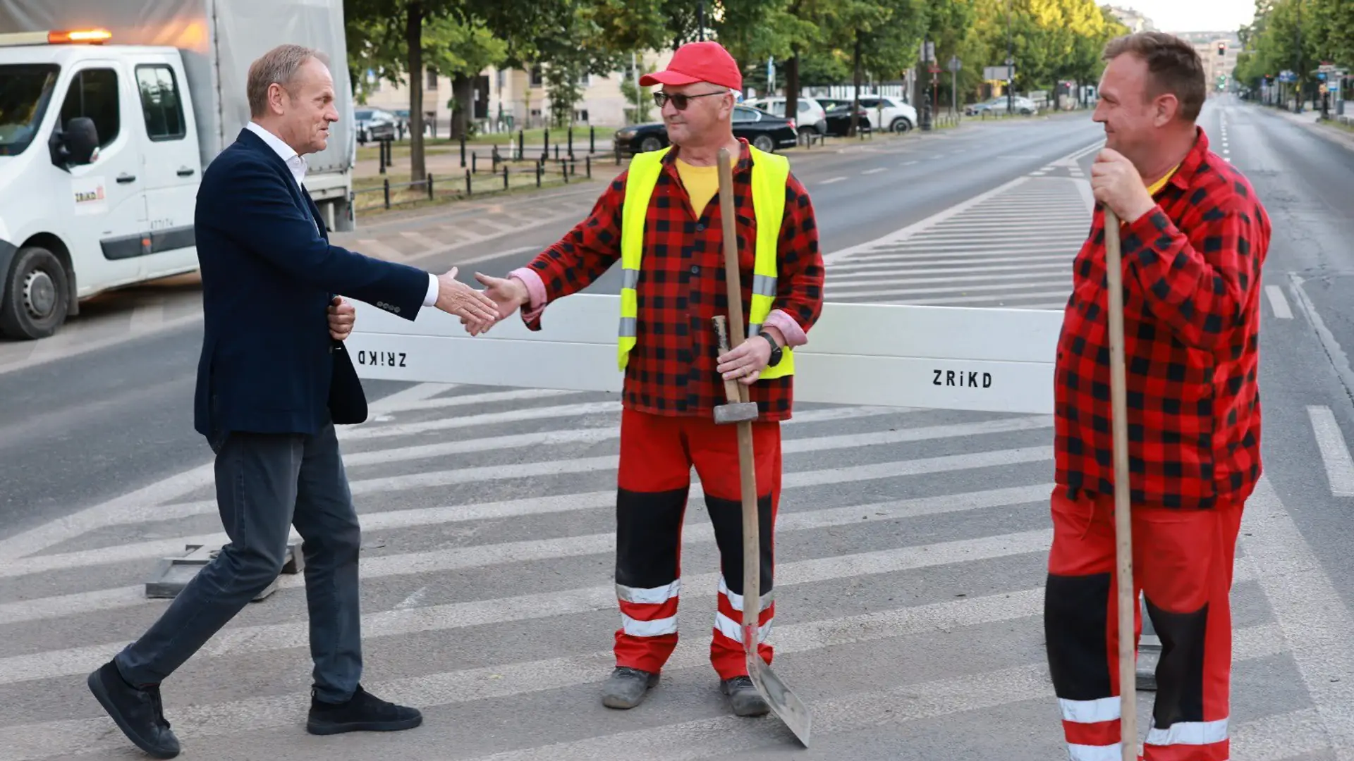 Donald Tusk wrócił na trasę marszu o piątej rano. "O czym nie można zapomnieć?" [WIDEO]