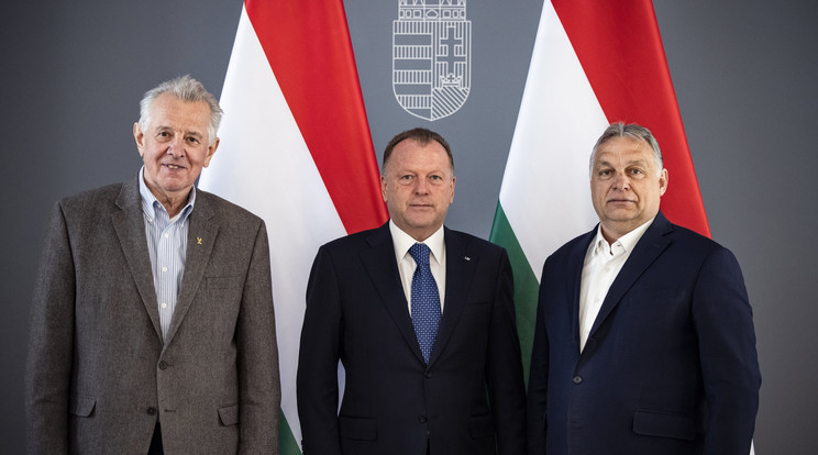 A Miniszterelnöki Sajtóiroda által közreadott képen Orbán Viktor kormányfő (j) és a Nemzetközi Cselgáncs Szövetség (IJF) elnöke, Marius Vizer (k) találkozója a Karmelita kolostorban 2021. május 3-án. Balról Schmitt Pál, a Magyar Olimpiai Bizottság (MOB) tiszteletbeli elnöke, a Nemzetközi Olimpiai Bizottság tagja, korábbi köztársasági elnök. /Fotó: MTI/Miniszterelnöki Sajtóiroda/Fischer Zoltán