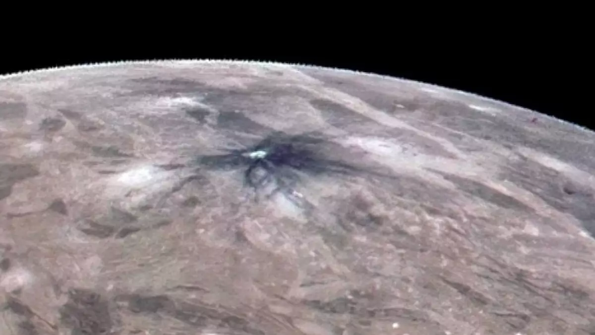 Powierzchnia Ganimedesa uchwycona przez sondę Juno