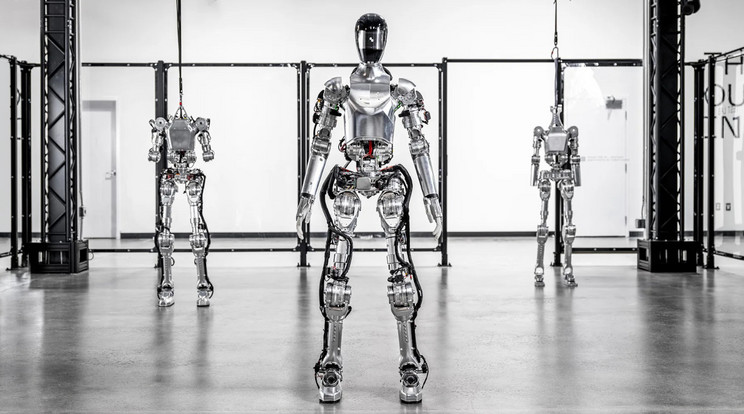 A  mesterséges intelligencia által vezérelt általános célú humanoid robotok iránt –  mint amilyenek a Figure itt látható termékei – egyre nagyobb az érdeklődés, mert sokféle feladatra betaníthatók és bevethetők különféle ismétlődő és veszélyes munkákra. / Fotó: Figure