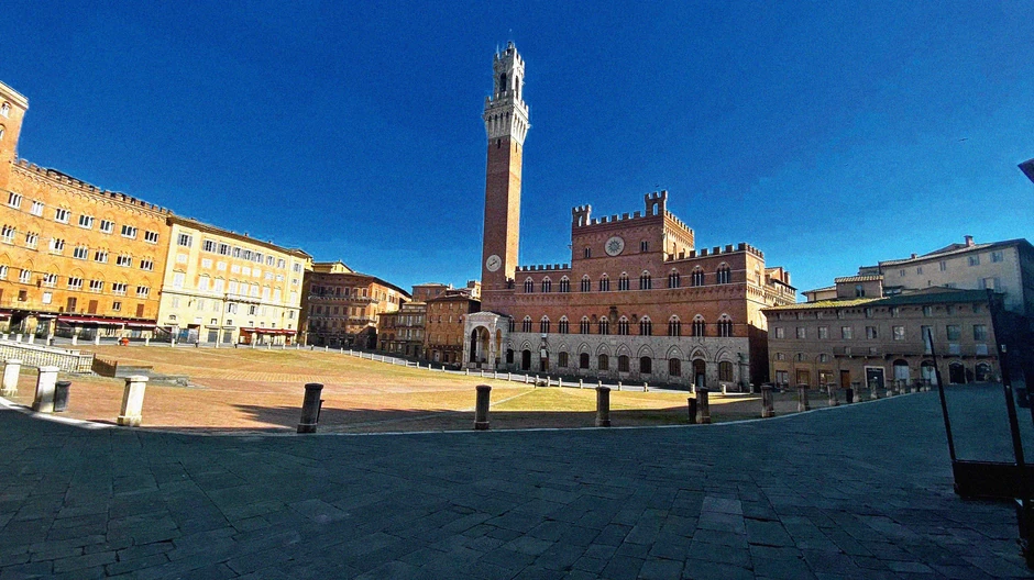 Trgom Piazza del Campo prolaze samo ljudi koje tuda put navede zbog neodložnih obaveza