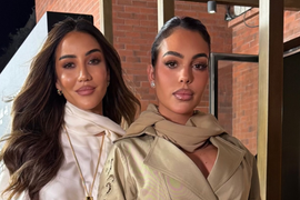 Srpkinja pozirala sa Ronaldovom Georginom koja je i tu morala da pokaže KAMENČINU od vereničkog prstena, ali naša Tamara prošetala samo 2 AUTFITA u istoj boji i napravila "MODNO ZAKUCAVANJE"