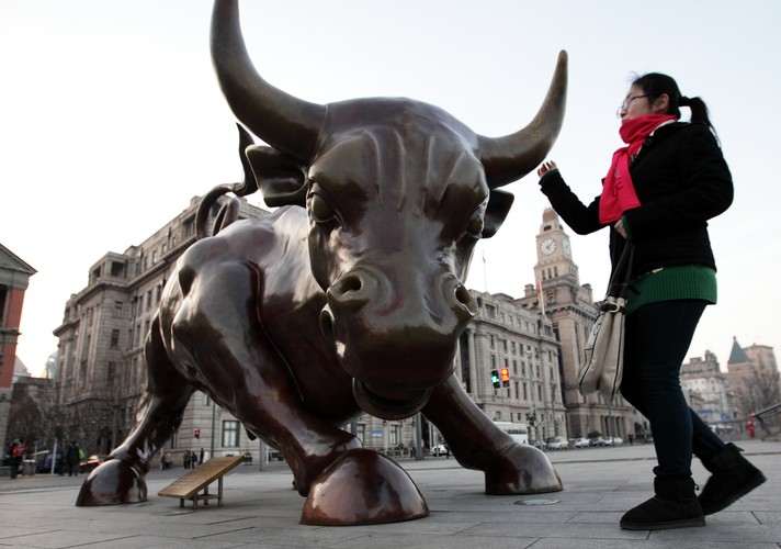 Nie jestem co prawda przekonany, czy wyparowanie części bogactwa jest dobrym sposobem na wyrównywanie nierówności społecznych, jednak podobnie można spytać, czy lepszym rozwiązaniem są dodatkowe podatki i redystrybucja - pisze Matt Levine, były bankier inwestycyjny i felietonista Bloomberga.