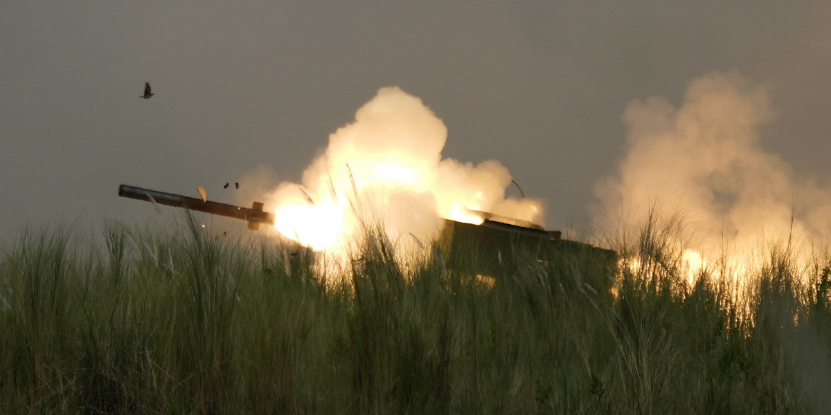 Amerykański HIMARS odpala rakietę podczas corocznych ćwiczeń bojowych pomiędzy Filipińskim Korpusem Piechoty Morskiej i Korpusem Piechoty Morskiej USA.