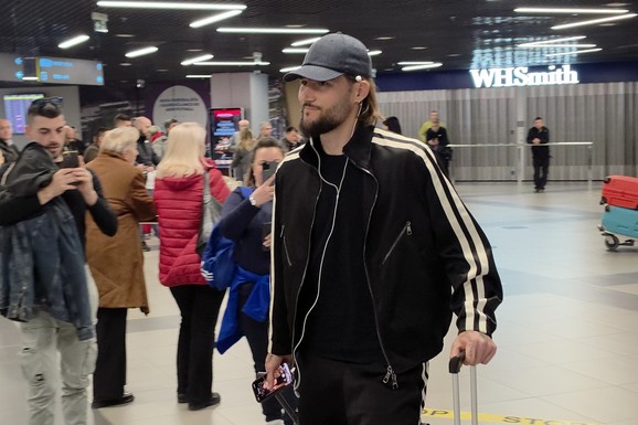 KAČKET, TRENERKA I TORBA U RUCI Nemanja Gudelj sleteo i Srbiju, a po njega stigao luksuzni džip na aerodromu: Muž Anastasije Ražnatović rekao samo dve reči (Video)
