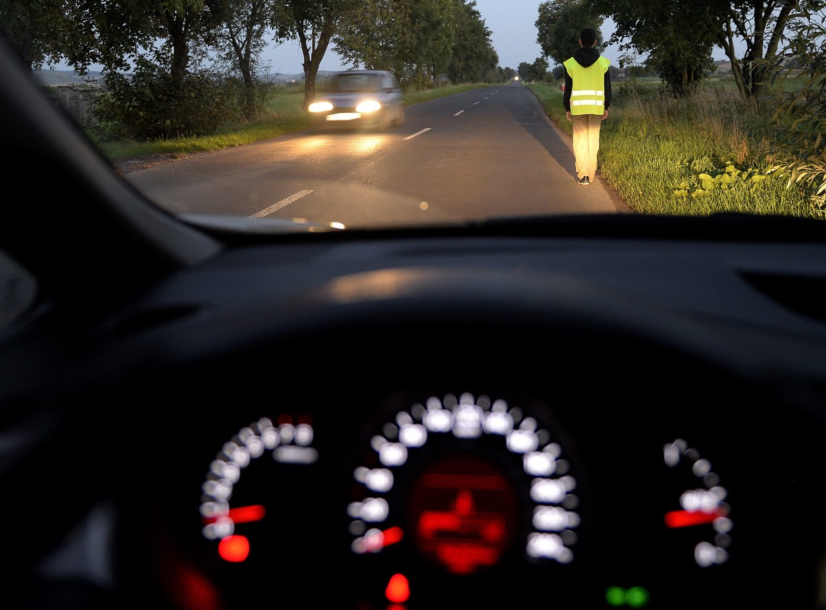 Elementy odblaskowe są obowiązkowe po zmroku w terenie niezabudowanym