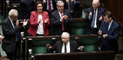 500+ dla posłów PiS! Żeby nie głosowali przeciw Morawieckiemu?!