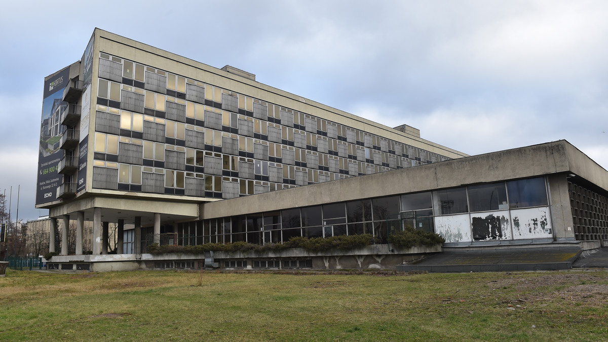 Położony w centrum Krakowa budynek po hotelu Cracovia będzie własnością Muzeum Narodowego. Umowę finalizującą zakup podpisali, w obecności ministra kultury Piotra Glińskiego, dyrektor Muzeum Andrzej Betlej i przedstawiciel spółki Echo Investment, dyrektor zarządzający Mikołaj Martynuska