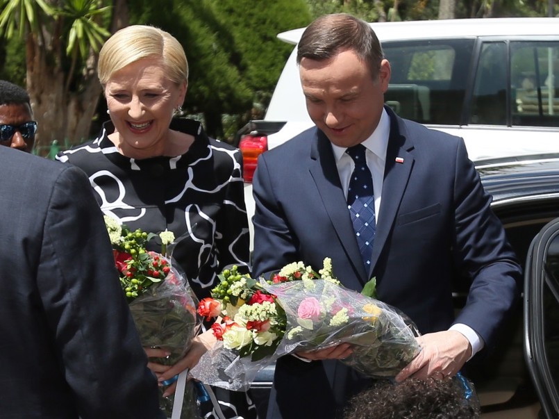 Małżonka prezydenta Dudy rzadko pokazuje się we wzorzystych strojach, ale podczas wizyty w Etiopii zrobiła wyjątek i...