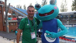 A VIP-páholy helyett önkéntesként dolgozik a meccseken a focilegenda, Kovács Kálmán