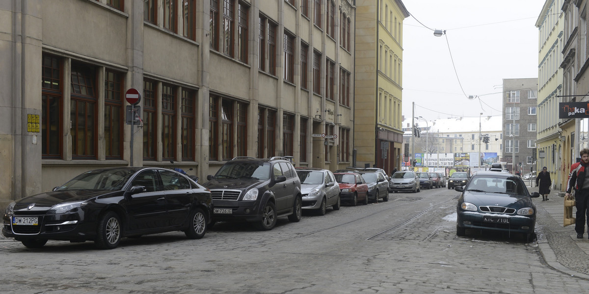 Będzie mniej miejsc parkingowych.