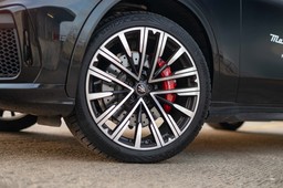 włoska legenda wraca do polski. tak jeździ suv maserati. cena?